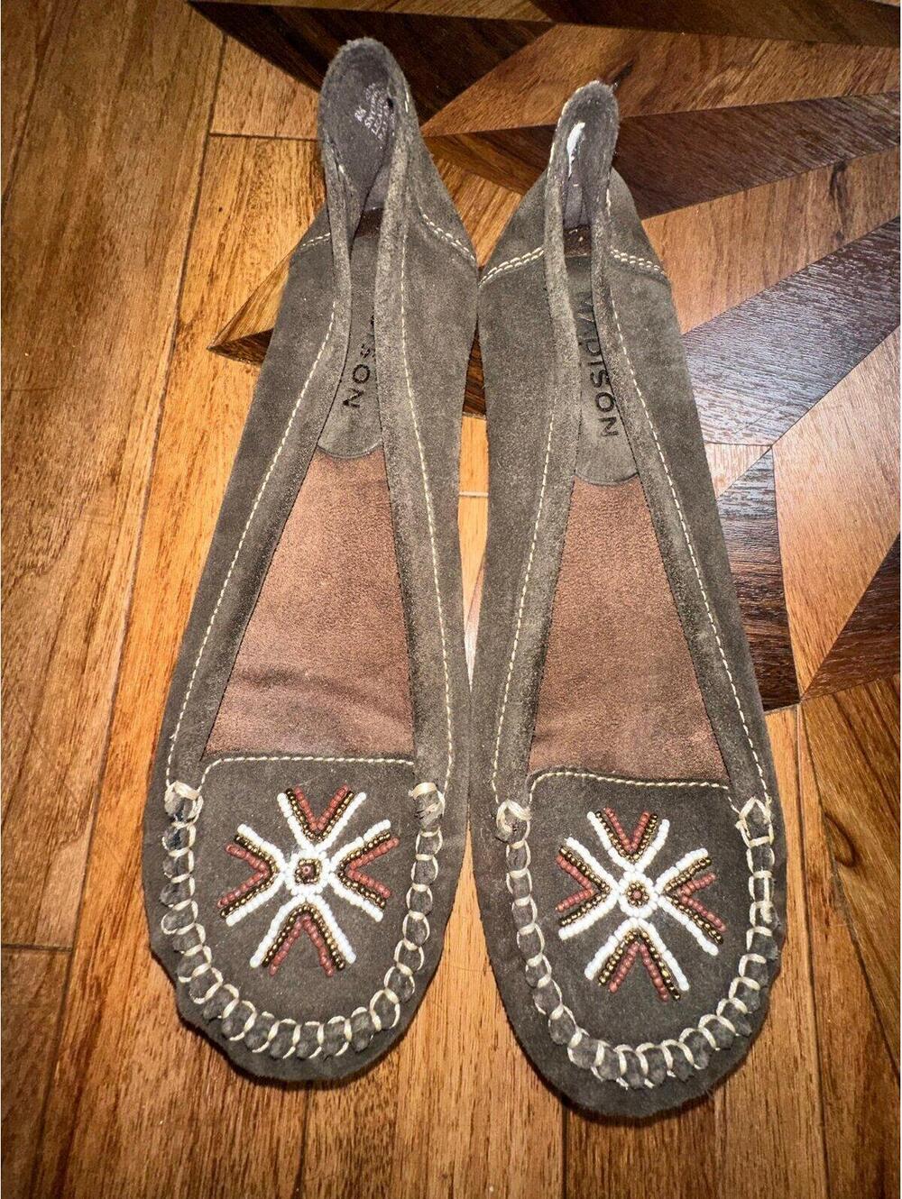 Madison Snowflake Beaded Moccasin Shoes Size 8M Brown Leather